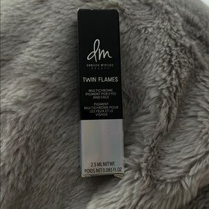 Danessa Myricks Beauty Twin Flames Multichrome Pigment
Color, sweetheart